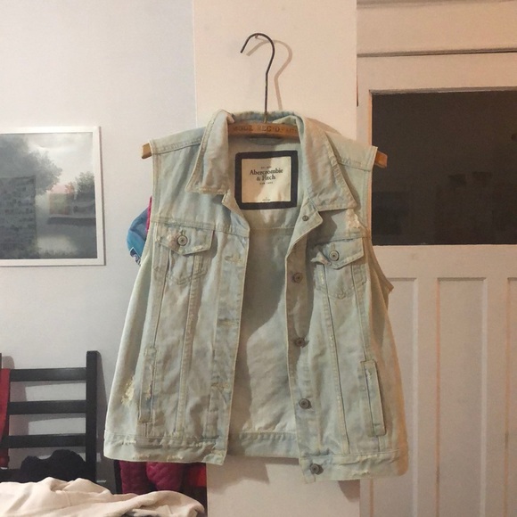 ABERCROMBIE & FITCH SLEEVELESS JEAN JACKET - Picture 1 of 4